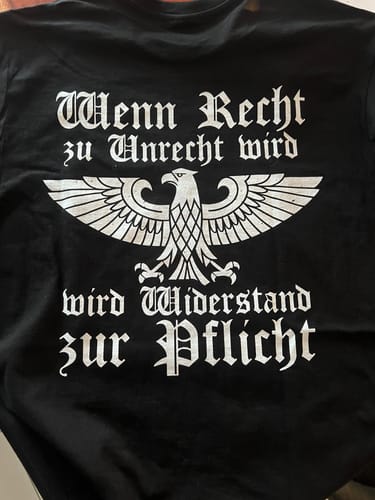 Customer photo review of Wenn Recht zu Unrecht wird - T-Shirt Rückendruck