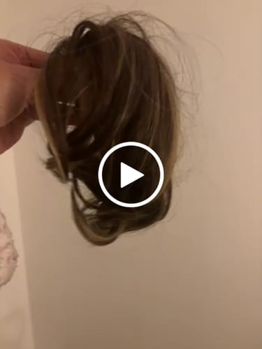 Customer video review of JuvaBun Claw Clip Wavy Ponytail Extension
