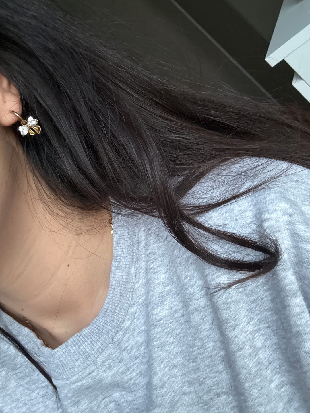Customer photo review of Elegance Ribbon Huggie Ohrringe 14K Vergoldet