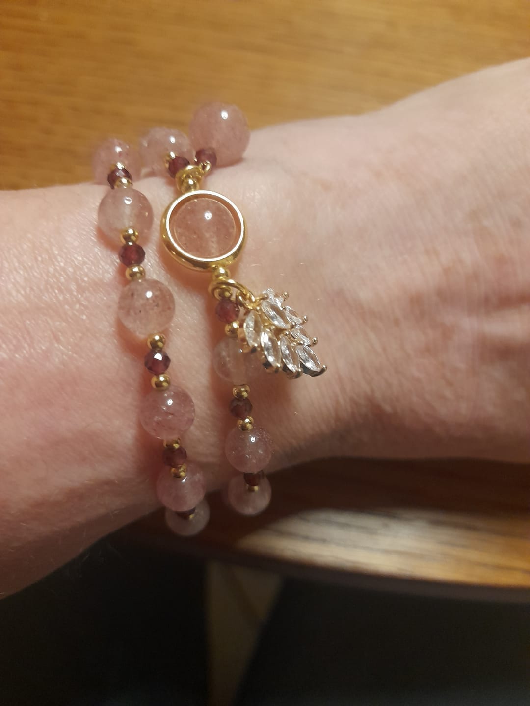 Customer photo review of Natürliches Erdbeerquarz-Liebesheilungs-Ahornblatt-Charm-Doppelwickelarmband
