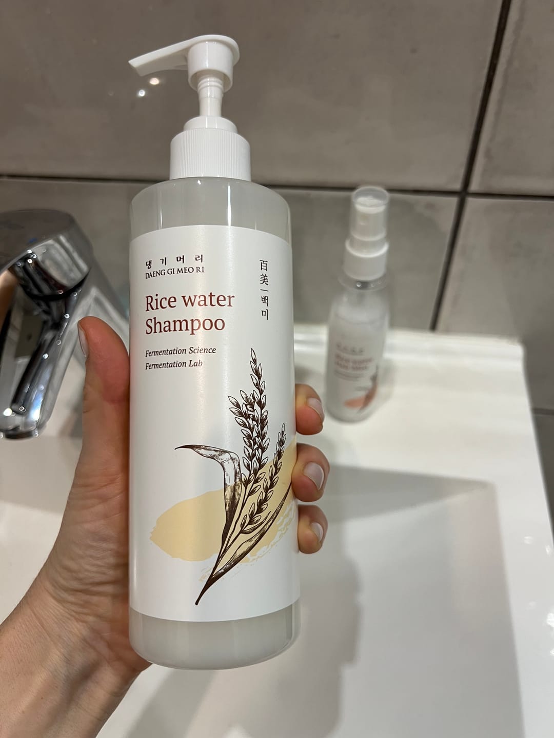 Customer photo review of Изглаждащ шампоан против косопад за увредена и хвърчаща коса DOORI Перлен Блясък Rice Water Shampoo