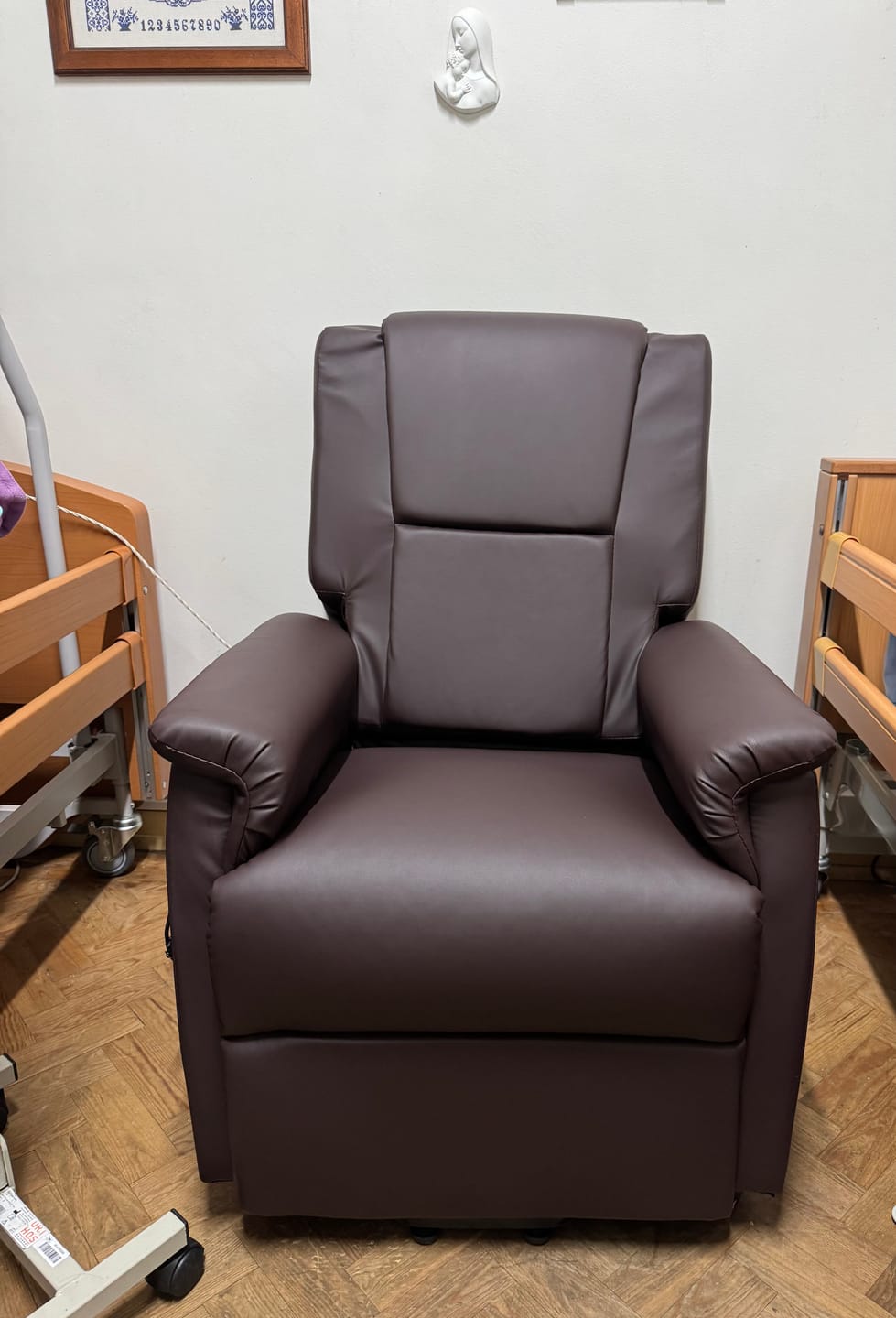 Customer photo review of Poltrona Reclinável Elevatória Elétrica Pele Sintética Relax 2M