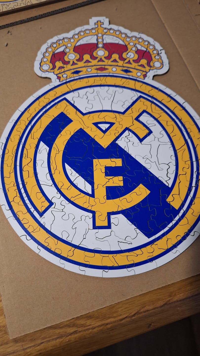 Customer photo review of Real Madrid CF® Logo - Holzpuzzle