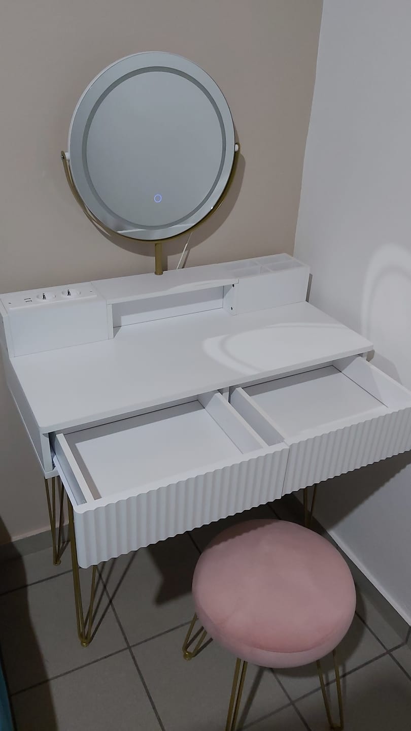 Customer photo review of Τραπέζι Μπουντουάρ Μακιγιάζ Tουαλέτας Με Σκαμπό Κρεβατοκάμαρας Καθρέφτης Αφής Ρυθμιζόμενης Φωτεινότητας με πρίζες USB RV-T019W01