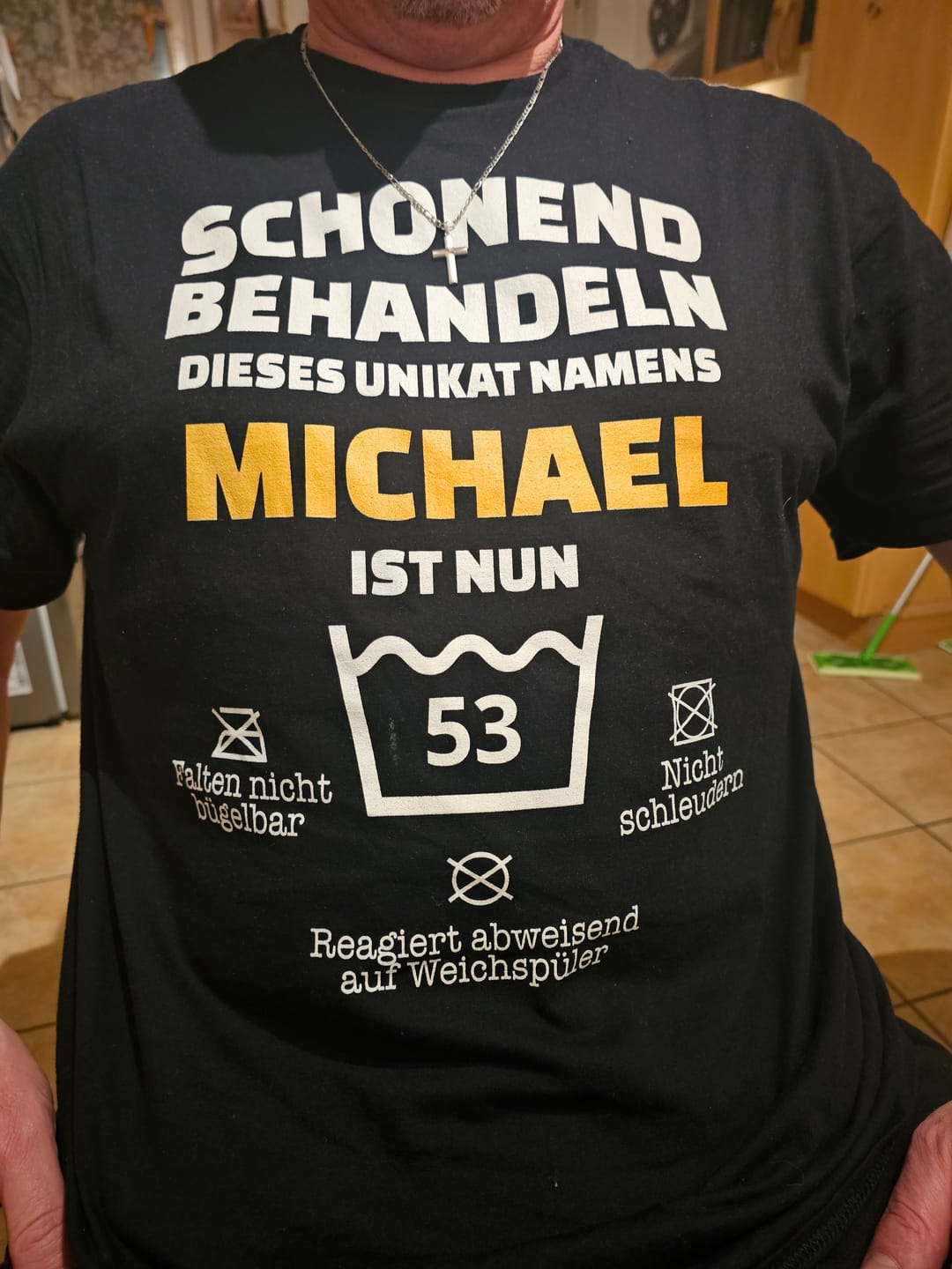 Customer photo review of Lustiges Geburtstags Shirt - Schonend Behandeln - Personalisierbares Herren T-Shirt