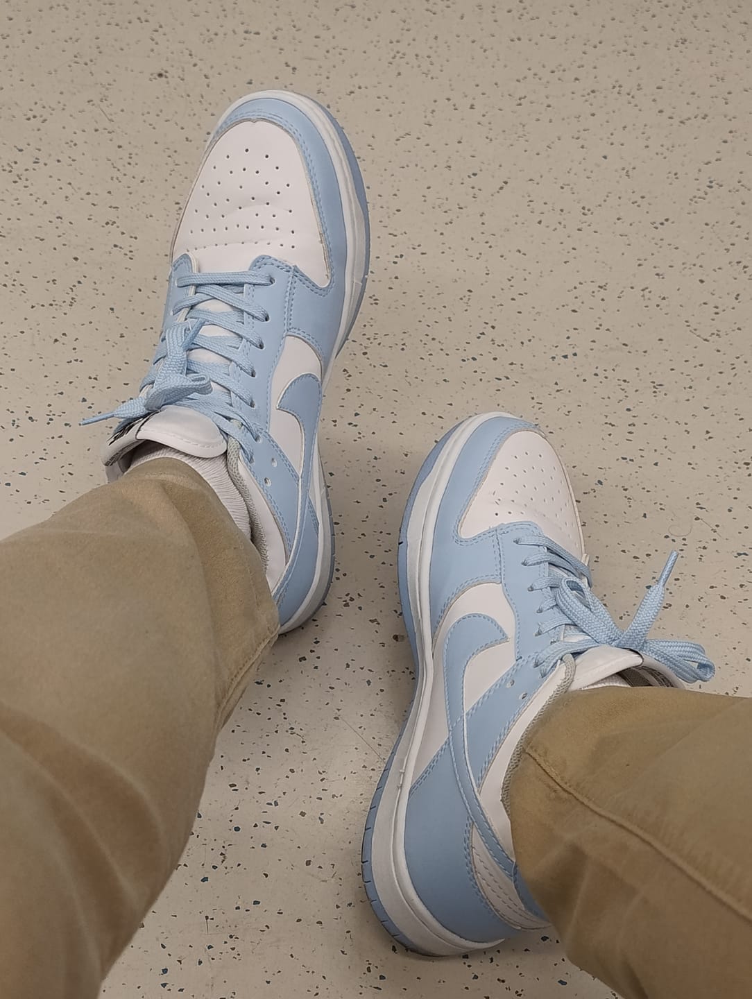 Customer photo review of Tenis Dunk Low Blanco Cielo