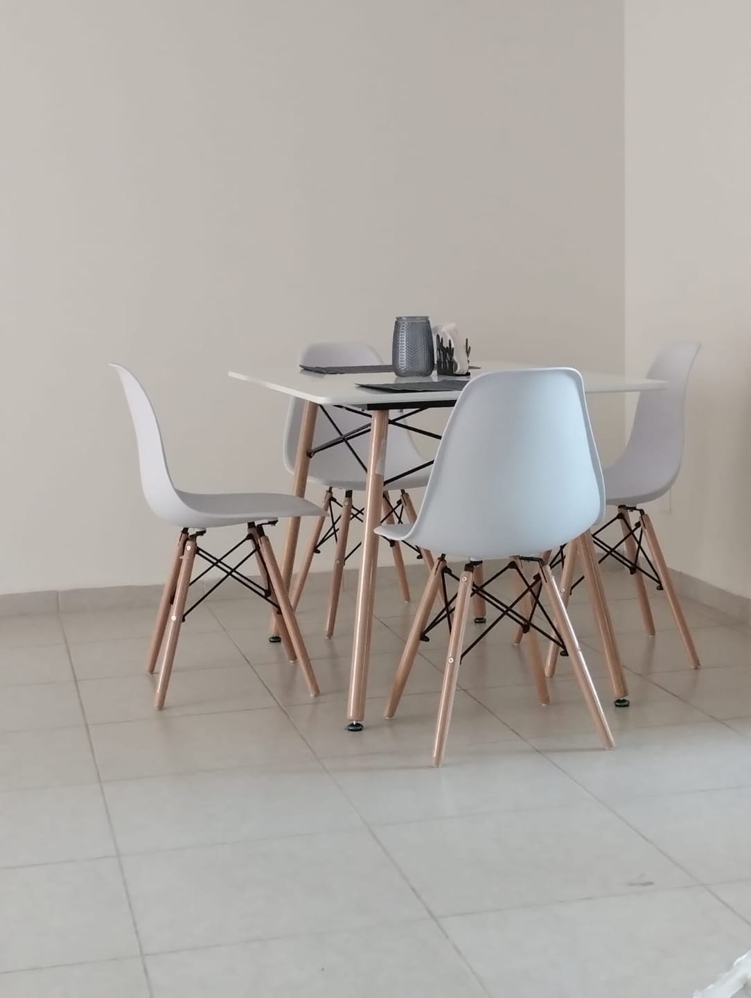 Customer photo review of Comedor Mesa Oslo Rectangular Blanca + 4 Sillas Oslo