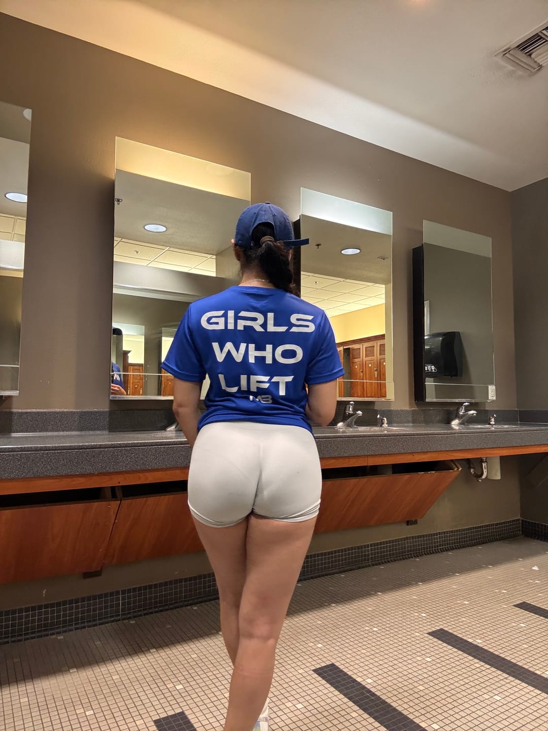 Customer photo review of "Girls Who Lift" Performance Unisex Tee