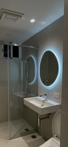 靜柔 review of 不規則蛋型無框浴室除霧燈鏡 可調光 image 1 out of 1