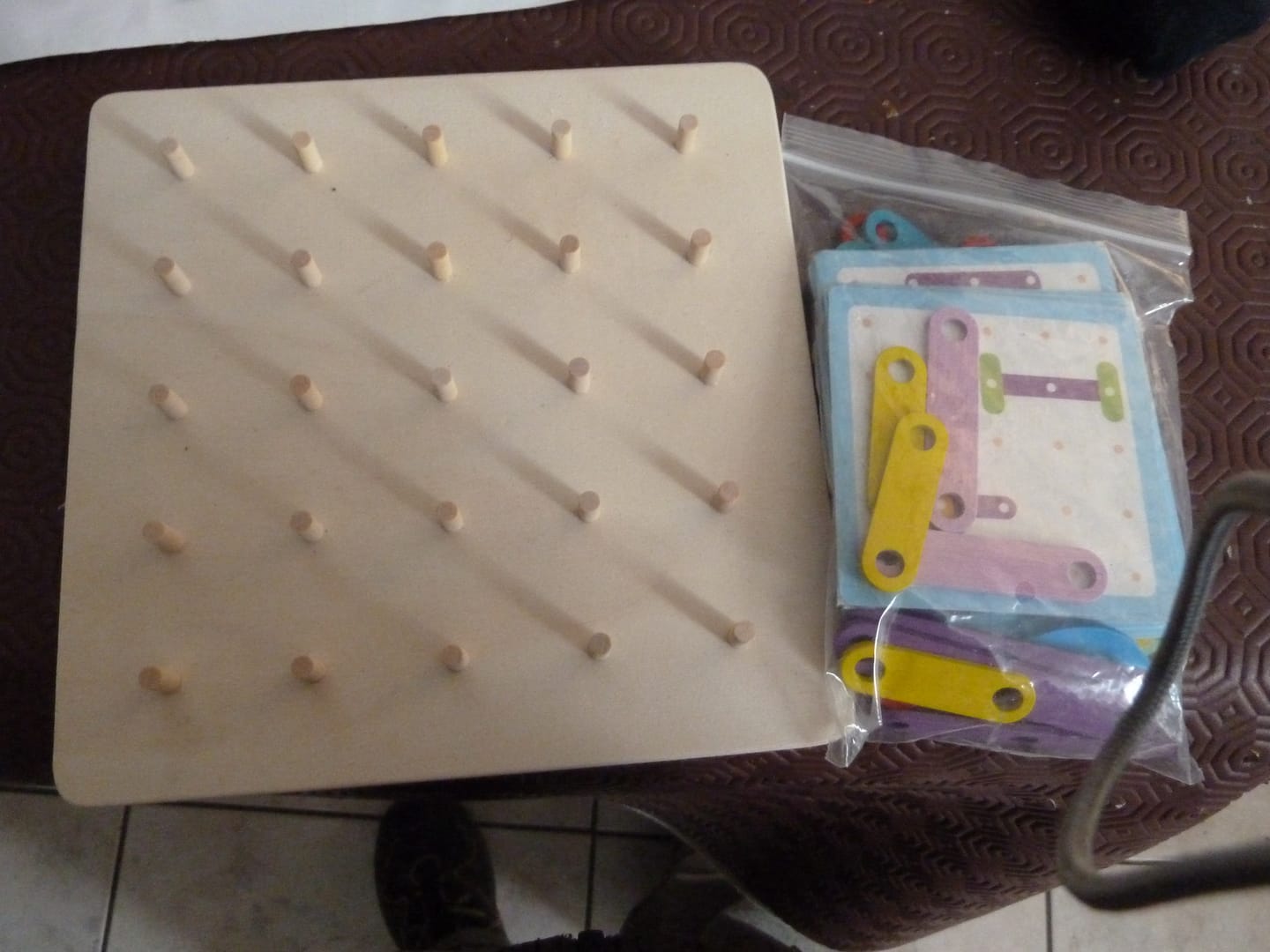 Customer photo review of Jeu Montessori 3 ans et plus - Puzzle casse tête - Planche à chevilles pour les tout-petits