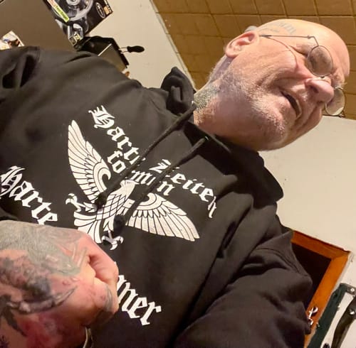 Customer photo review of Harte Zeiten formen harte Männer - Hoodie