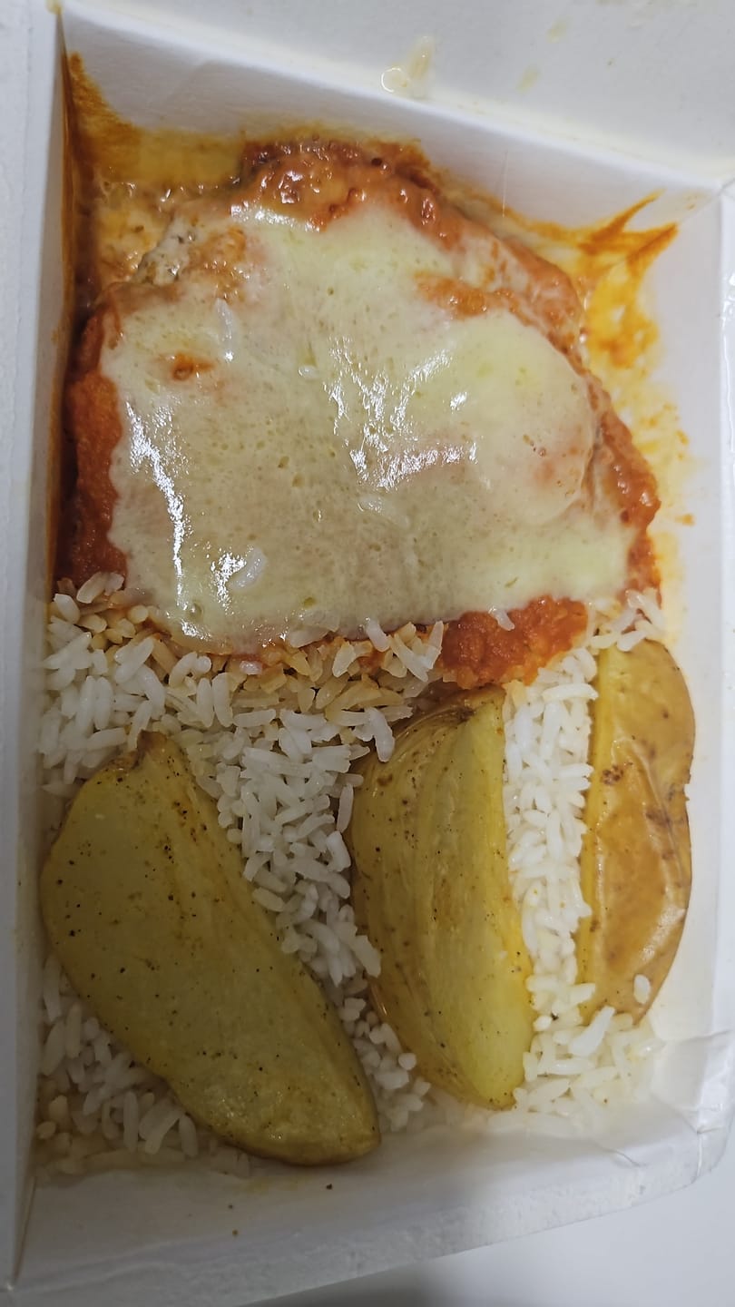 Customer photo review of Parmegiana de Frango, Arroz Branco e Batata Rústica