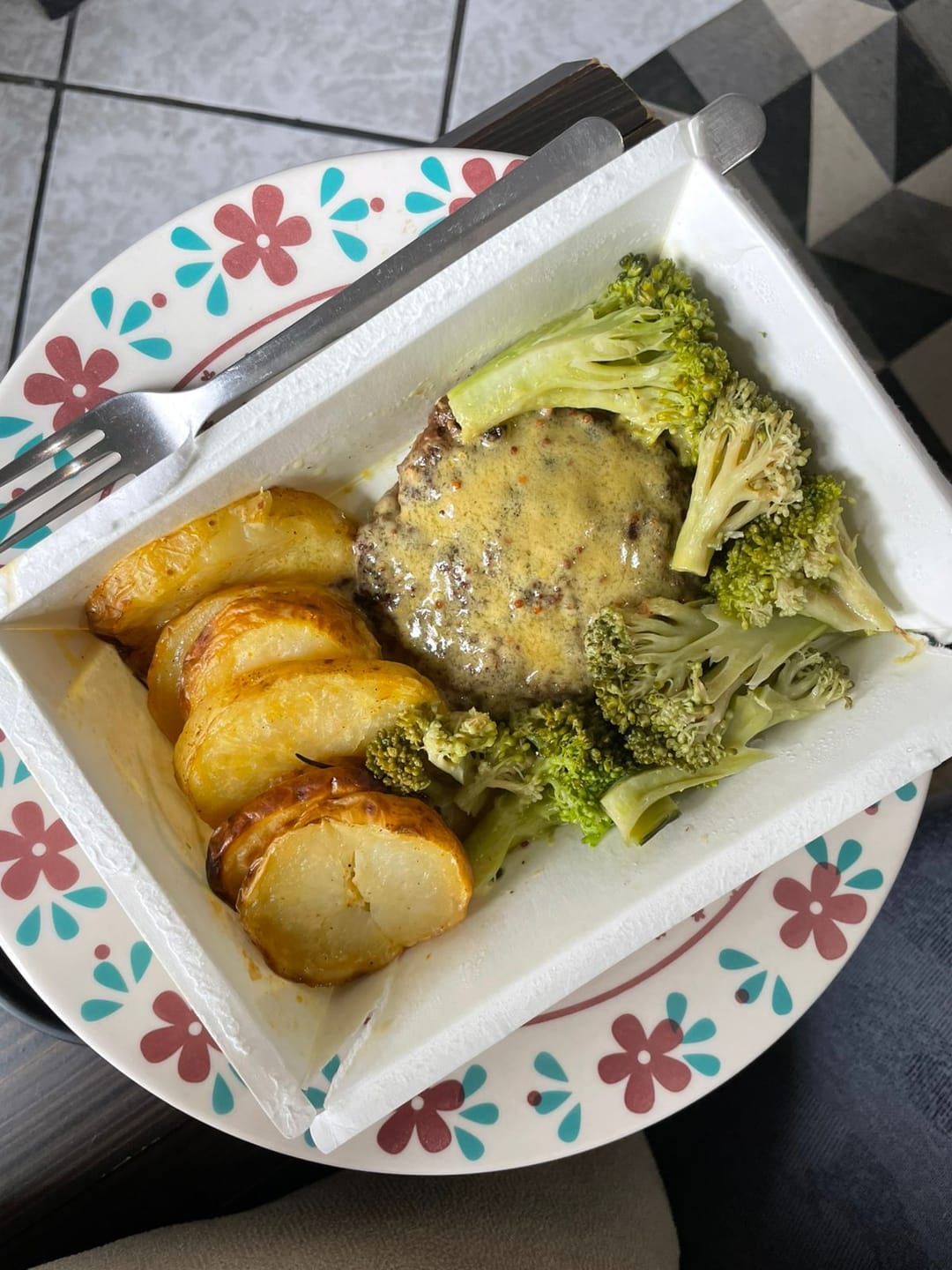 Customer photo review of Hambúrguer de Fraldinha ao Molho de Mostarda, Batata em Rodela com Alho e Brócolis