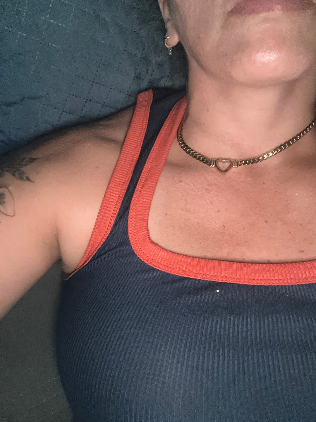 Customer photo review of Colar Gargantilha Coração Minimalista Banhado em Ouro 18K