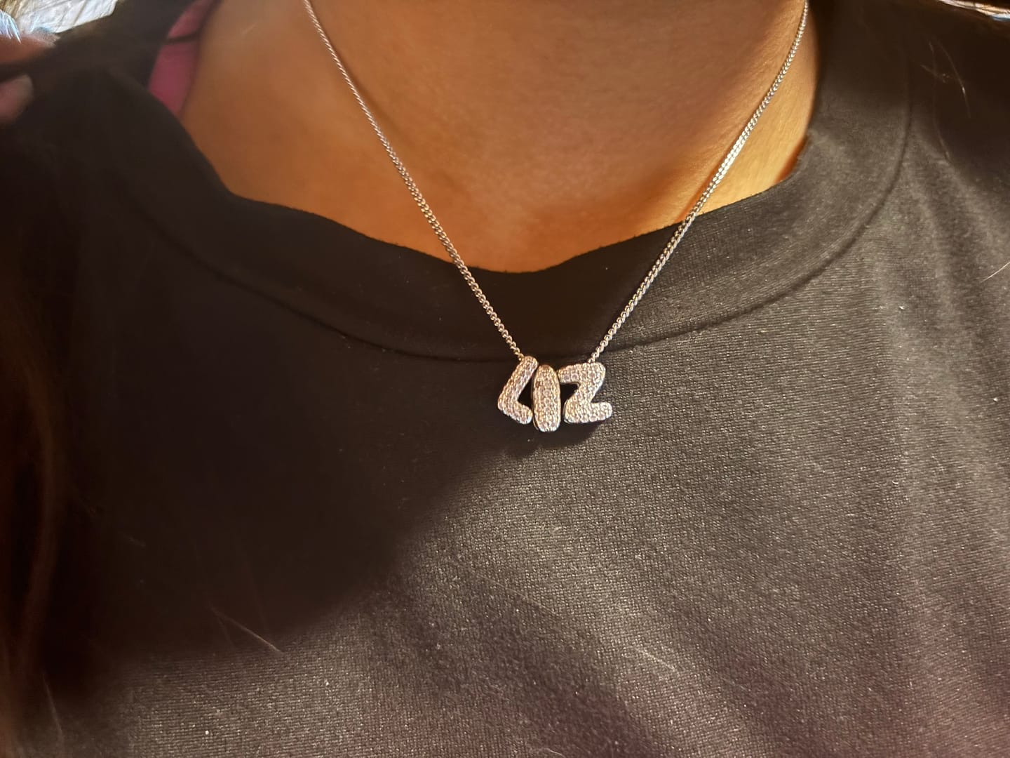 Customer photo review of Personaliza Tu Collar Inicial Mini Bubble Plateado Zirconias