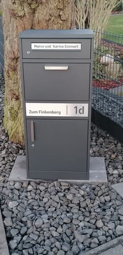 Customer photo review of AlbersDesign Stand-Paketbox PB1 anthrazit (RAL7016) personalisiert mit Edelstahl-Schild