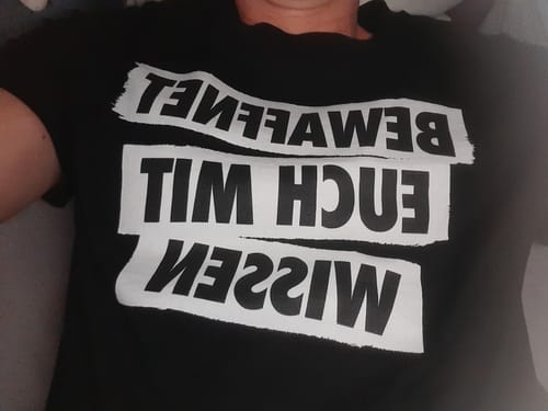 Customer photo review of PREMIUM SHIRT MÄDELS • BEWAFFNET EUCH MIT WISSEN