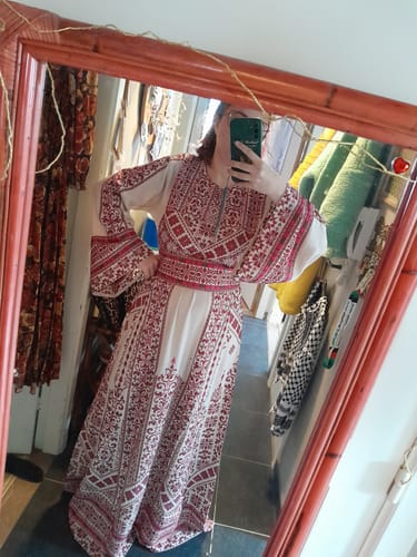 Customer photo review of Light Beige/Burgundy,Pink A Cut Full Embroidered Thobe