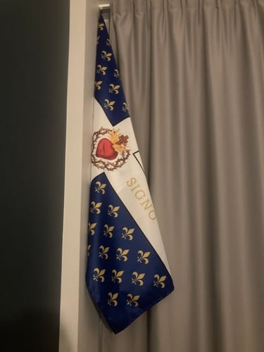 Léon W. review of Drapeau - Catholique Royaliste Breton image 1 out of 1