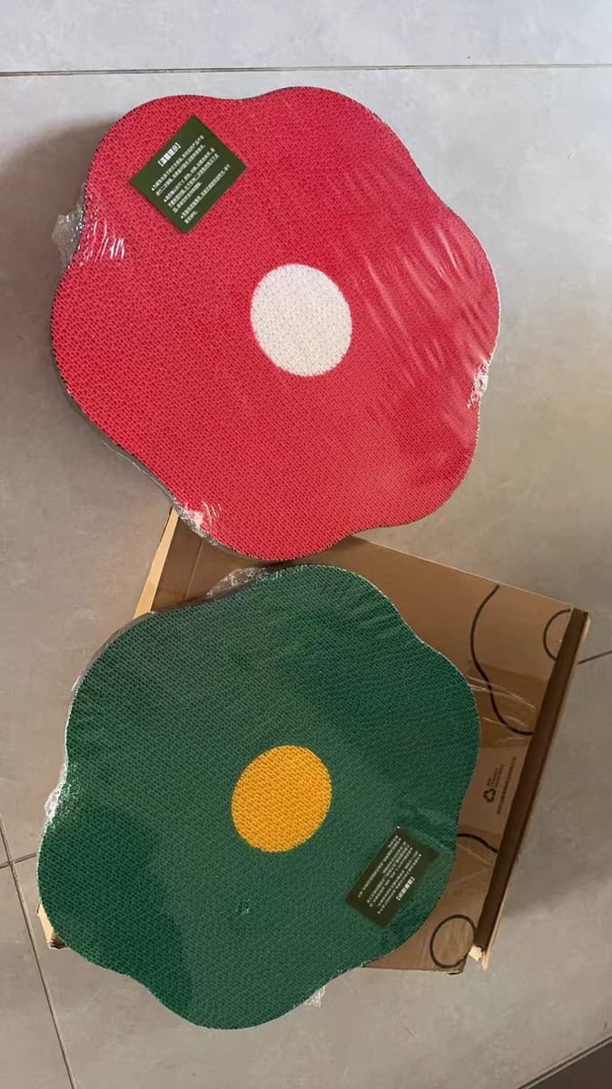 Customer photo review of Flower-Shaped, Connectable, Non-Shedding Plant Pulp Cat Scratching Pad