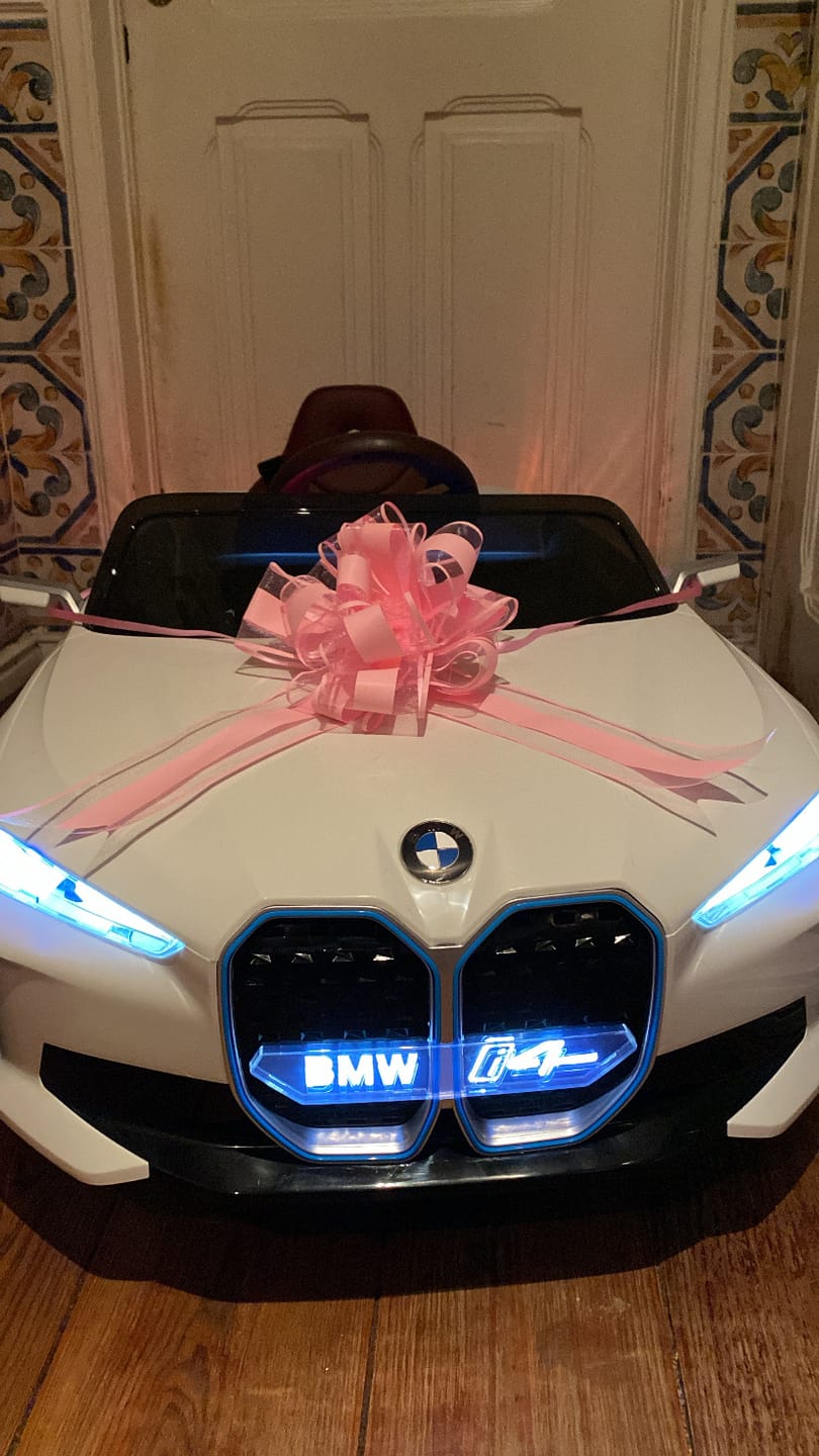 Customer photo review of Carro Elétrico para Criança BMW I4 12v Branco c/ RODAS DE BORRACHA & ASSENTO EM PELE
