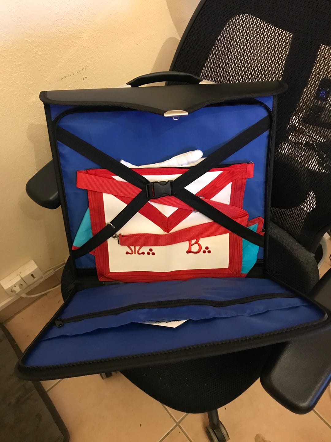 Customer photo review of Mallette Maçonnique Souple en Simili-Cuir - Transport Élégant pour Décors Maçonniques