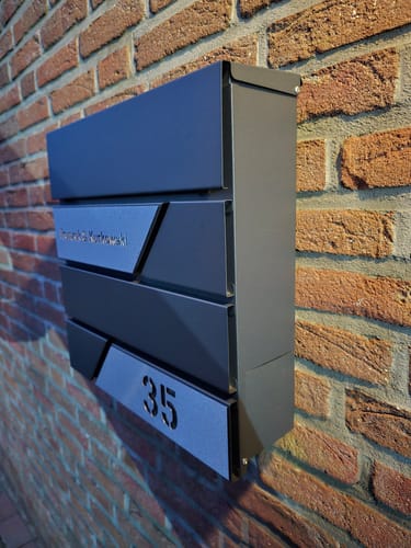 Customer photo review of AlbersDesign Briefkasten B1 Eisenglimmer (DB703) personalisiert mit Edelstahl-Schildern