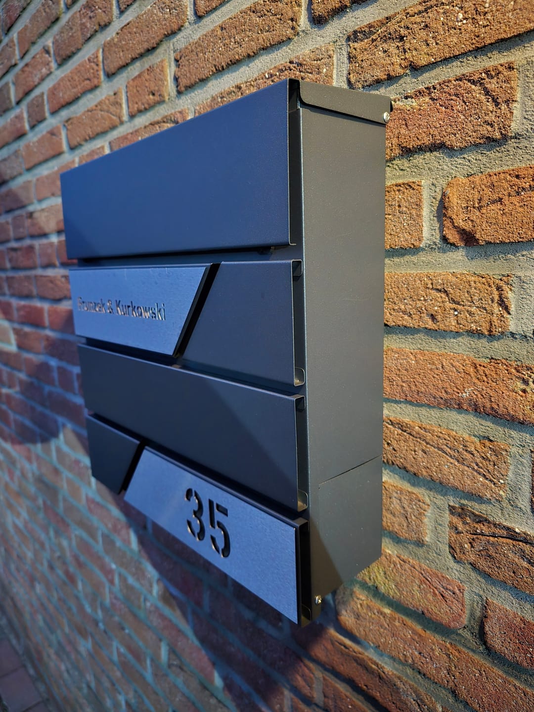 Customer photo review of AlbersDesign Briefkasten B1 Eisenglimmer (DB703) personalisiert mit Edelstahl-Schildern