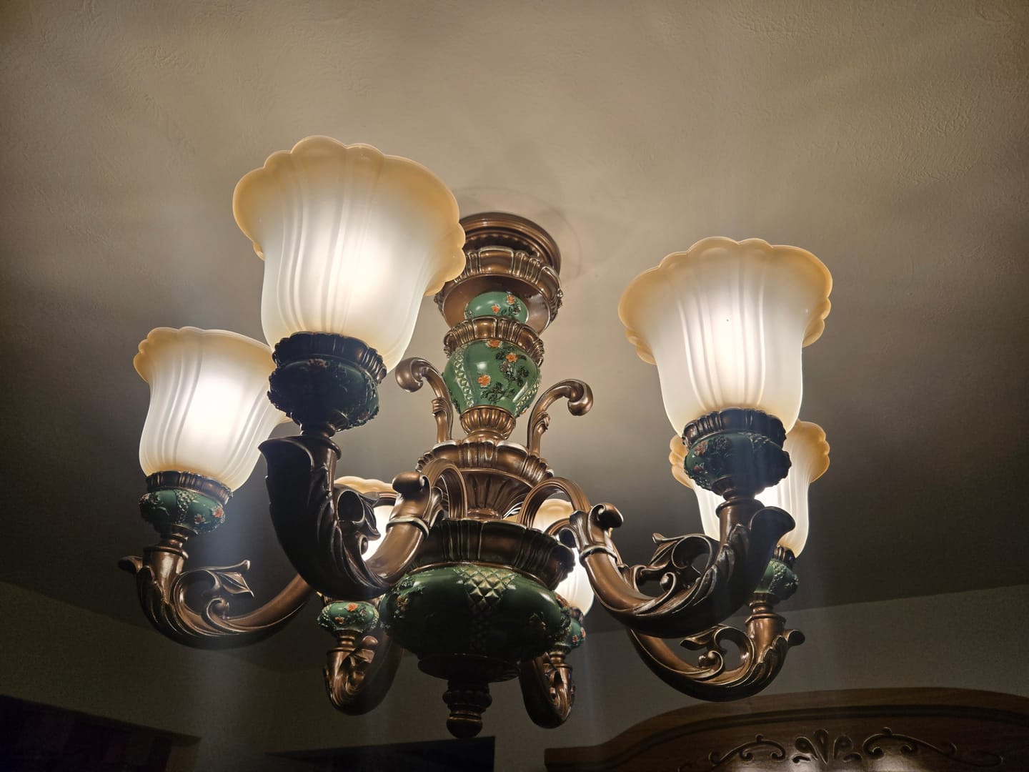 Customer photo review of Traditional Antique Ceramic Dining Room Chandelier with Frosted Flower Glass Shades