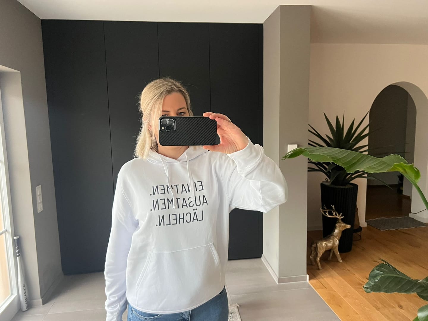 Customer photo review of Einatmen. Ausatmen. Lächeln. Bio Hoodie Unisex