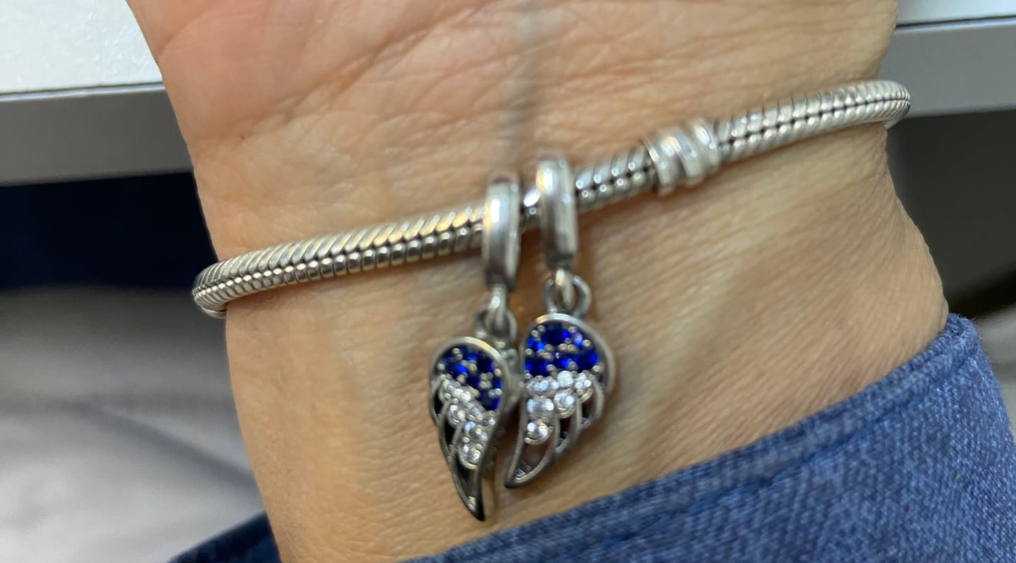 Customer photo review of Charm Alas de Arcangel Diamantadas
