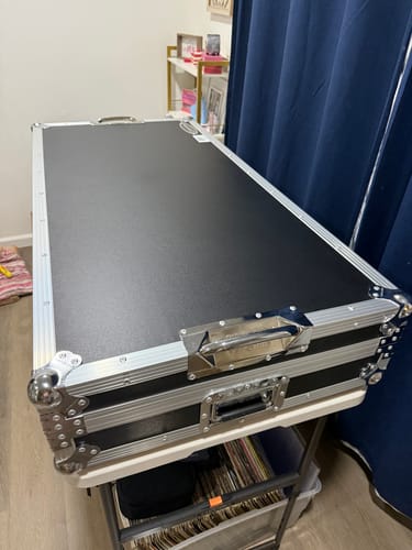 Customer photo review of B-Stock Scratch & Dent: Odyssey FZGSLBM12WR DJ Flight Coffin Case for 12″ Format DJ Mixer and Two Battle Position Turntables