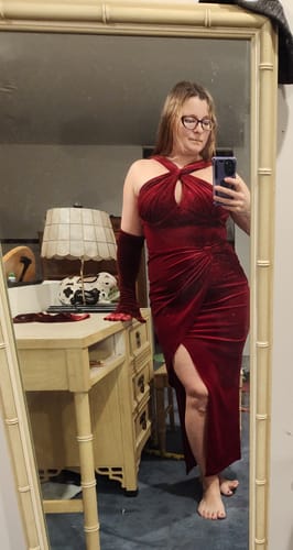 Customer photo review of BACKLOT NON DAMAGED - Golden Era Gown in Burgundy Velvet