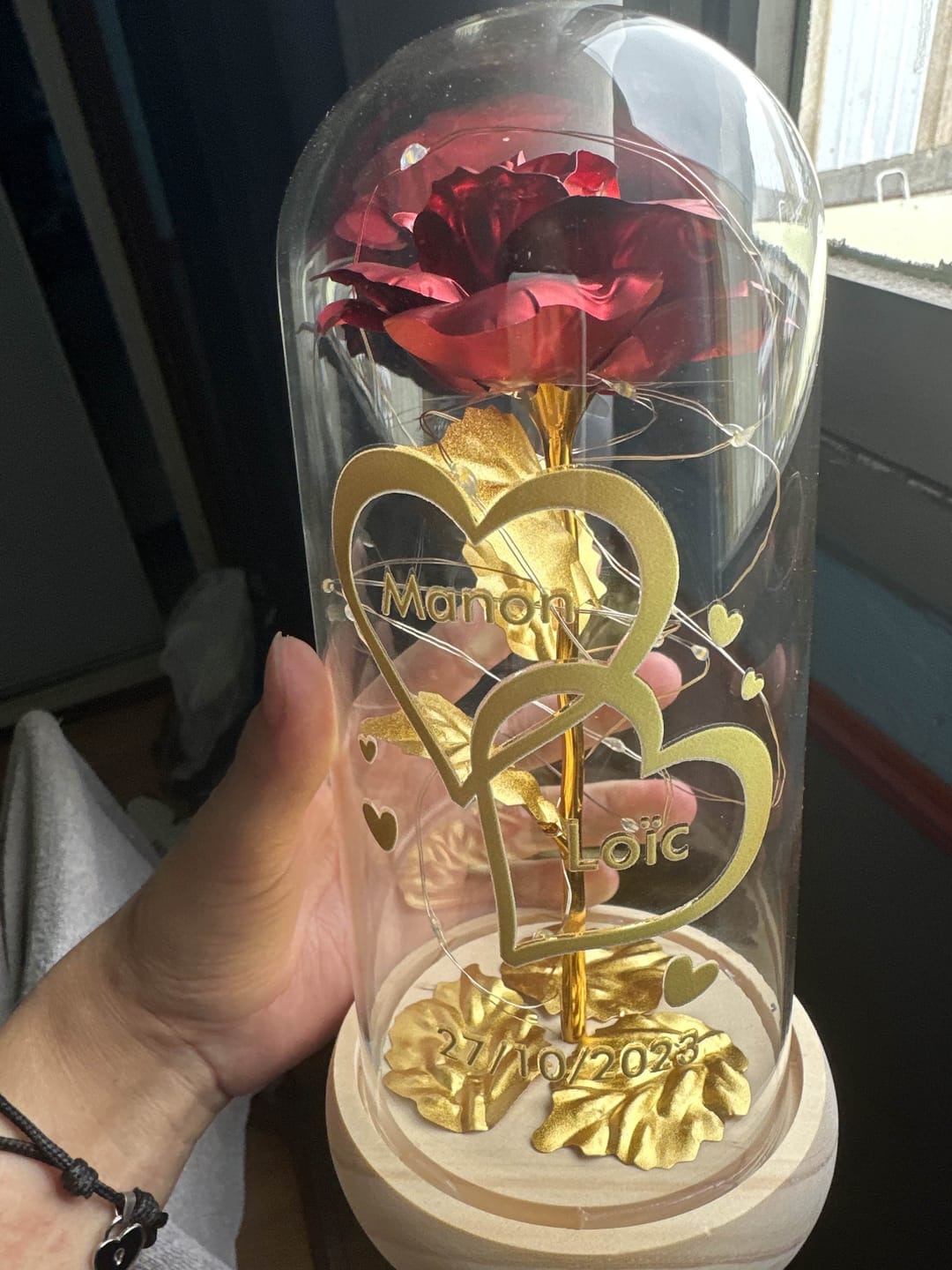 Customer photo review of Je t'aime - Rose éternelle sous cloche en verre avec lumière LED personnalisée avec noms et date anniversaire