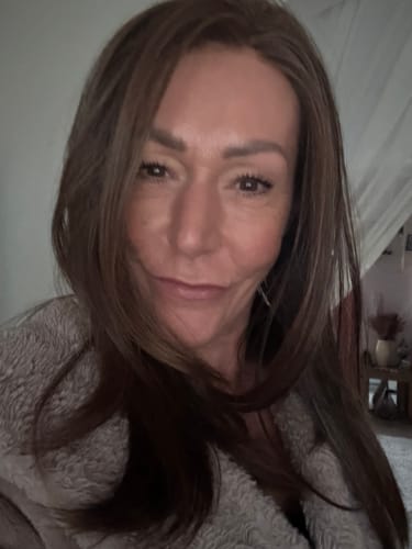 Customer photo review of JBEXTENSION 18 Inches Caramel Pre-Cut Snowflake Lace Frontlace Glueless Wig KHLOE LONG【PERMATEASE】