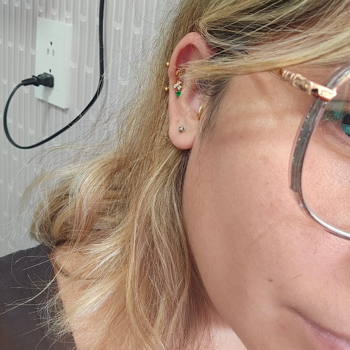 Customer photo review of Acero Quirúrgico Dorado Con Zirconias Primera Perforación