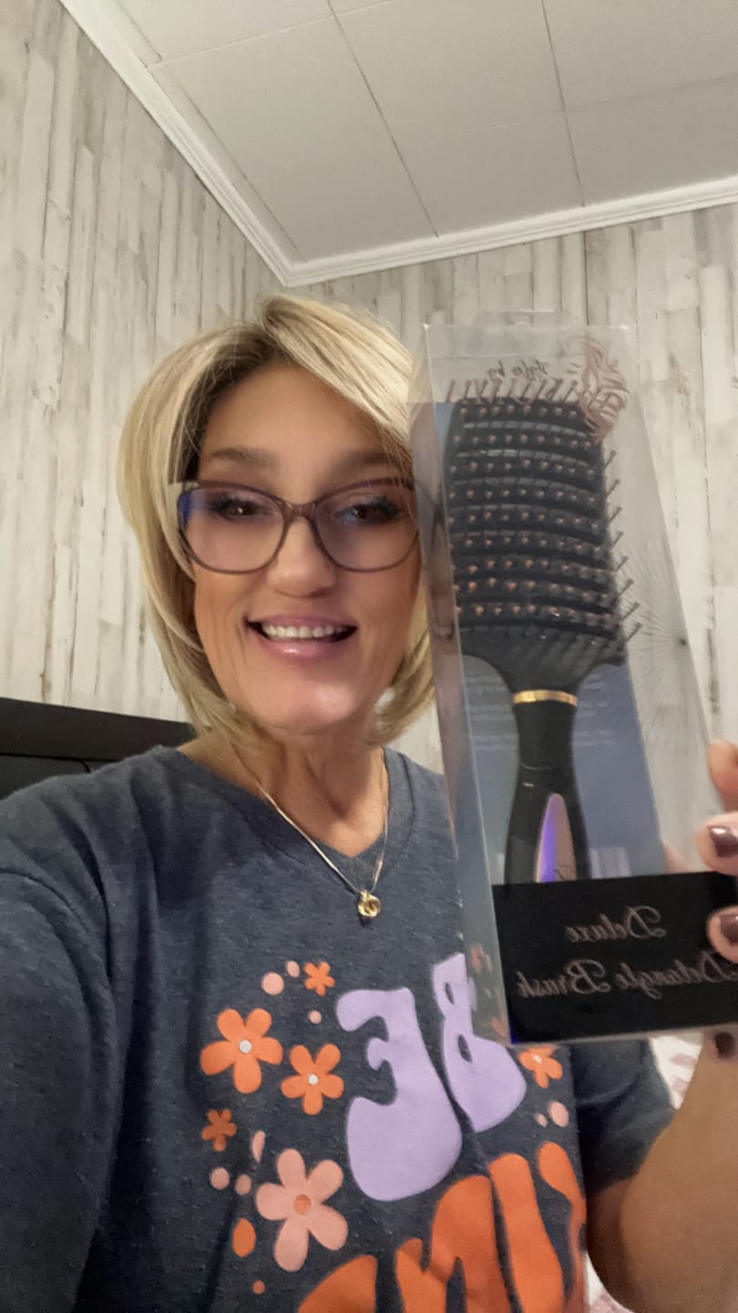 Customer photo review of Deluxe Detangle Brush