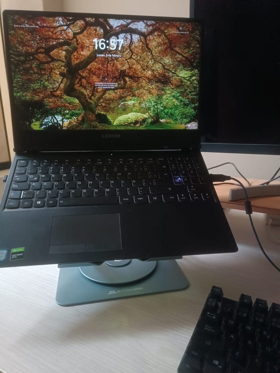 Customer photo review of Soporte de Laptop Giratorio 360 con Ventilador