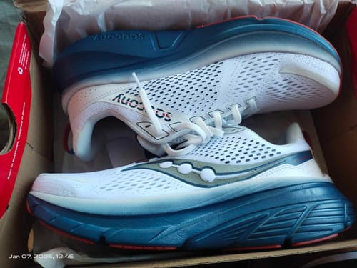 Customer photo review of Saucony Men's Guide 17 Running Shoes