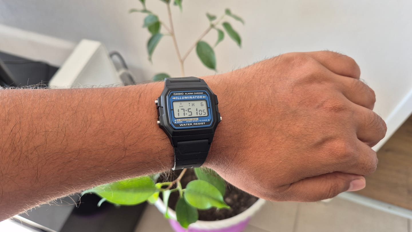 Customer photo review of Reloj Casio Vintage F-105W-1ADF Azul/Negro Illuminator