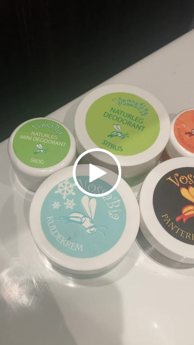 Vídeo reseña de un cliente sobre la oferta del paquete: Los favoritos de Emil: ungüento de caléndula de 50 ml, bálsamo Panther de 50 ml, bálsamo de manzanilla de 50 ml.