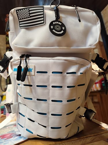Customer photo review of Mochila Táctica V2 45L All in Blanco y Azul