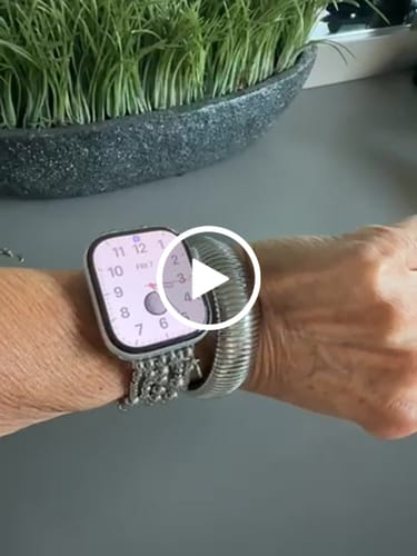 Customer video review of Platinum Demure Stretch Apple Watch Strap