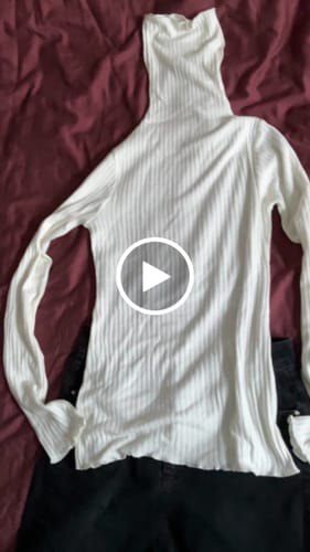 Customer video review of KHERI Rollkragenshirt
