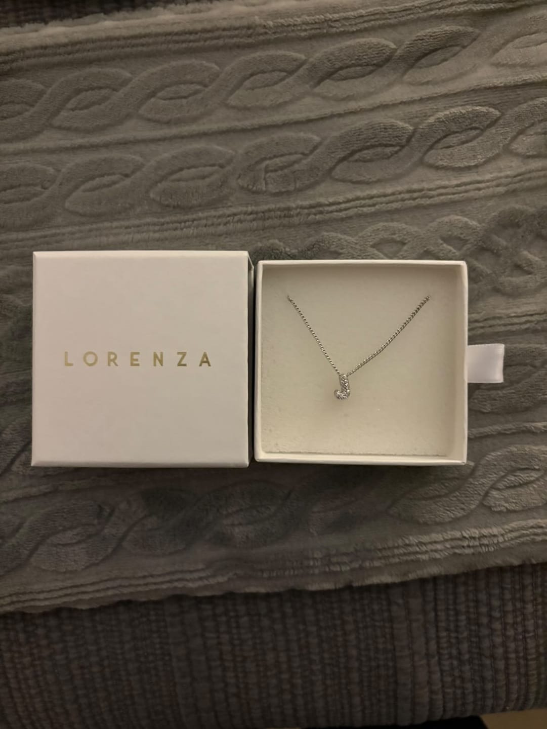 Customer photo review of Collar Plateado Inicial Mini Bubble Zirconias