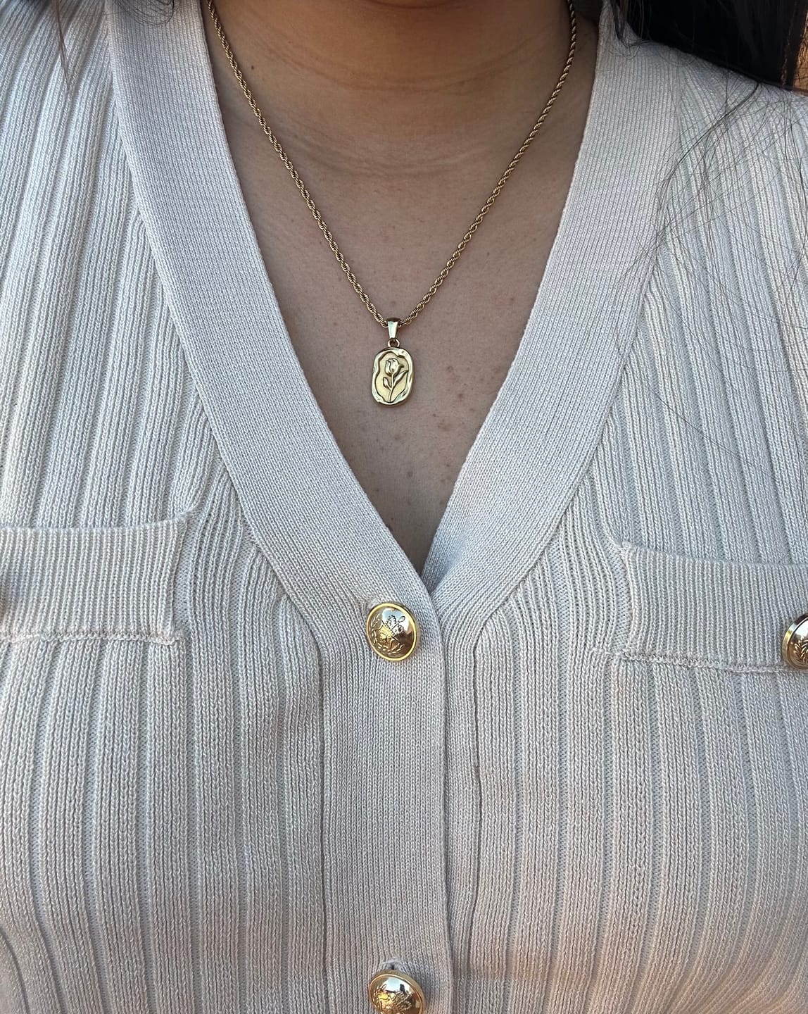 Customer photo review of Colar de Rede Baiana com Pingente de Rosa Banhado em Ouro 18k