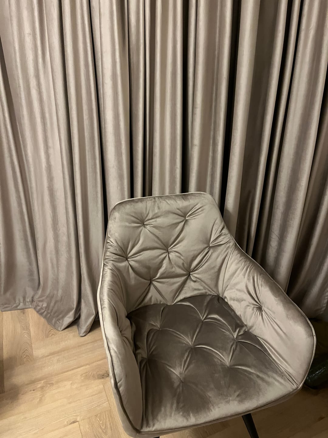 Customer photo review of Scaun MANGO, bej/negru, stofa catifelata/metal, 57x45x83 cm