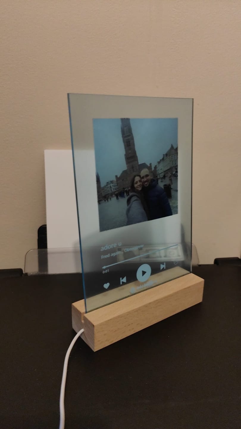 Customer photo review of Lâmpada Spotify Personalizável (Foto & Música)