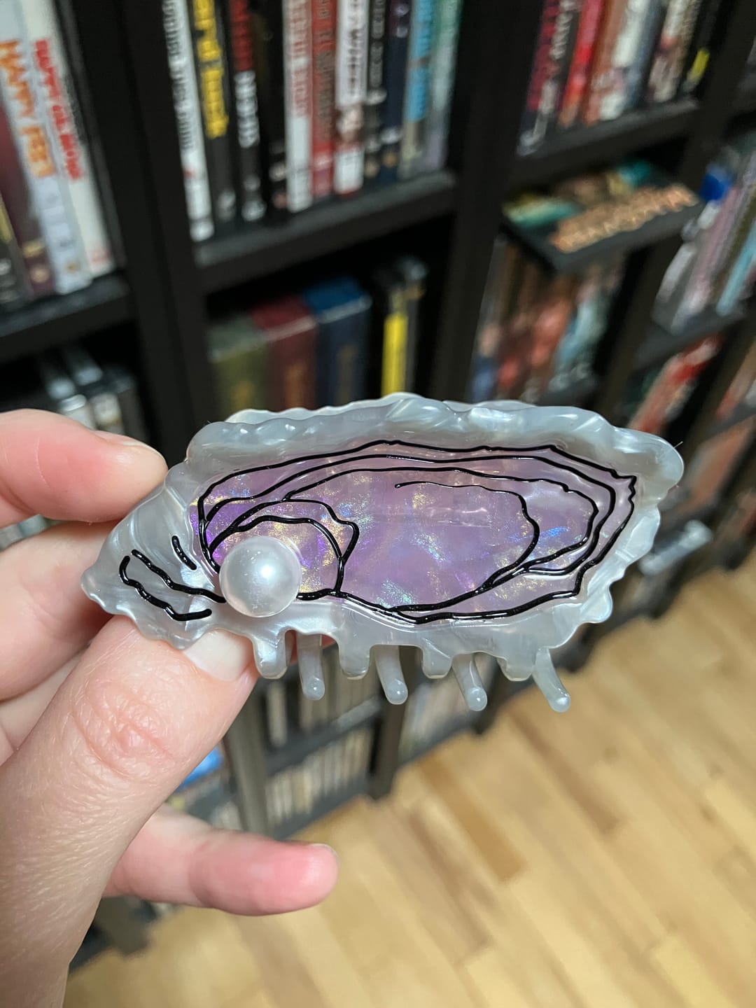 Customer photo review of Midi Oyster Hair Claw Clip
