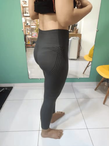 Customer photo review of Define Body Leggings